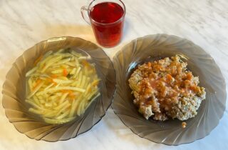 02.11.2023r. Obiad -zupa ziemniaczana, kaszotto jęczmienne z mięsem wieprzowym i warzywami, kompot owocowy z jabłkami, sos pomidorowy.