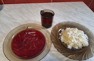 20.11.2023 Obiad: Barszcz czerwony, ryż z jabłkiem i cynamonem, sos jogurtowy, kompot - dieta podstawowa