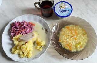 21.11.2023 Obiad: Jarzynowa, ziemniaki, filet z kurczaka gotowany, sos pietruszkowy, surówka wykwintna, kompot, jogurt - dieta podstawowa