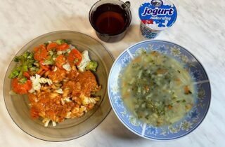 23.11.2023 Obiad: Szpinakowa, makaron, sos boloński z mięsa, bukiet warzyw gotowany, kompot, jogurt