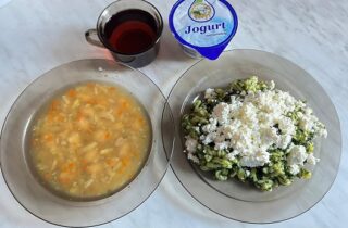 27.11.2023 Obiad: Fasolowa z ziemniakami, makaron twaróg półtłusty, szpinak, kompot, jogurt
