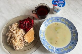 28.11.2023 Obiad Zupa brokułowa, kasza, mięso z szynki, sos własny, sałatka z buraków, kompot, jogurt
