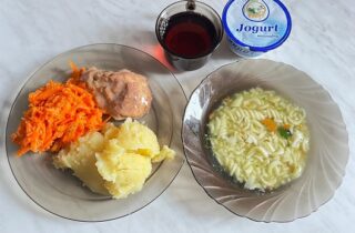29.11.2023 Obiad: Jarzynowa, ziemniaki, pulpet, sos pietruszkowy, surówka z marchwi i chrzanu, kompot, jogurt