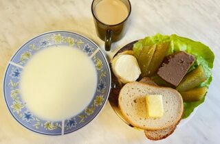 20.11.2023 Śniadanie: Kawa, masło, pieczywo, zupa mleczna, pasztet, ogórek kuszony, ser mozzarella, sałata zielona : podstawowa dieta