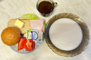 21.11.2023 Śniadanie: pieczywo, masło, szynka, serek, herbata, zupa mleczna, pomidor, dieta podstawowa