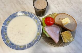 22.11.2023 Śniadanie : Kawa, pieczywo, masło, zupa mleczna, ser topiony, pomidor, szynka, dieta podstawowa
