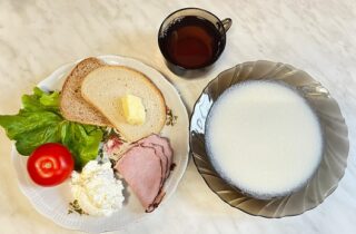 23.11.2023 Śniadanie: Zupa mleczna, masło, herbata, pieczywo, pomidor, twarożek, wędlina, sałata zielona, dieta podstawowa