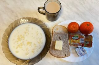 24.11.2023 Śniadanie: Kawa, zupa mleczna, masło, pieczywo, dżem, serek, mandarynki