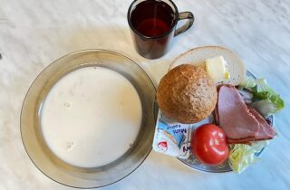 27.11.2023 Śniadanie Herbata, zupa mleczna, pieczywo, masło , szynka, serek, pomidor, sałata,