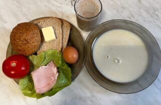 29.11.2023 Śniadanie: Kawa, zupa mleczna, masło, pieczywo mieszane, szynka, jajko, sałata, pomidor