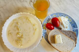 07.11.2023 Śniadanie: Dieta Podstawowa: Herbata, makaron na mleku, pieczywo mieszane, masło, twaróg, pomidor