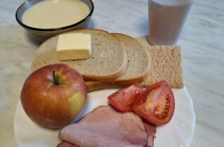 09.11.2023 - Śniadanie: Herbata, zupa mleczna, pieczywo mieszane, masło, szynka, pomidor - podstawowa dieta