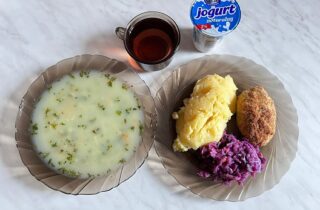 01.12.2023 Obiad: Szpinakowa, kotlet z ryby, ziemniaki, sałatka z kapusty czerwonej, kompot, jogurt