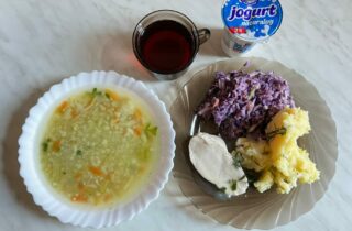 Obiad podstawa Jarzynowa z zacierka, ziemniaki, filet z kurczaka gotowany, sos pietruszkowy, surówka wykwintna, kompot owocowy, jogurt naturalny.