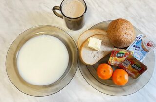 01.12.2023 Śniadanie: Kawa, zupa mleczna, masło, pieczywo mieszane, dżem, serek kanapkowy, mandarynki