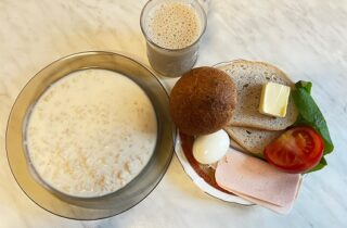 04.12.2023 Śniadanie: Kawa, zupa mleczna, pieczywo mieszane, masło, szynka, sałata, jajko, pomidor